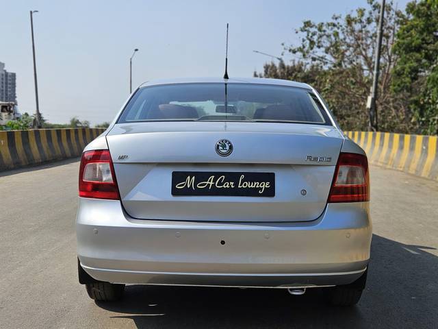 https://images10.gaadi.com/usedcar_image/4566425/original/processed_9ade814e9ac14eb3b999718a79d13bcf.jpg?imwidth=6402