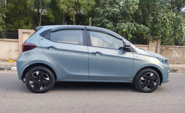 https://images10.gaadi.com/usedcar_image/4566541/original/processed_4d44fcd480835d0880d00e0ba3d8b240.jpg?imwidth=6401