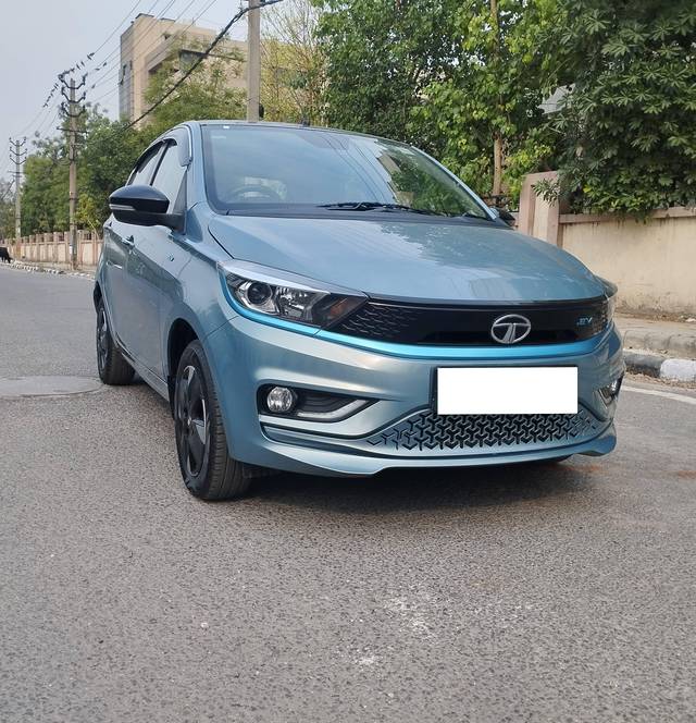 https://images10.gaadi.com/usedcar_image/4566541/original/processed_9ff3d75273890c2b4058e5417a08c992.jpg?imwidth=6400