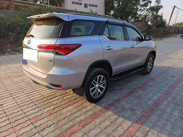 https://images10.gaadi.com/usedcar_image/4566567/original/processed_b2aed4a67430d142a9b2c8a84a3cabf1.jpg?imwidth=6401