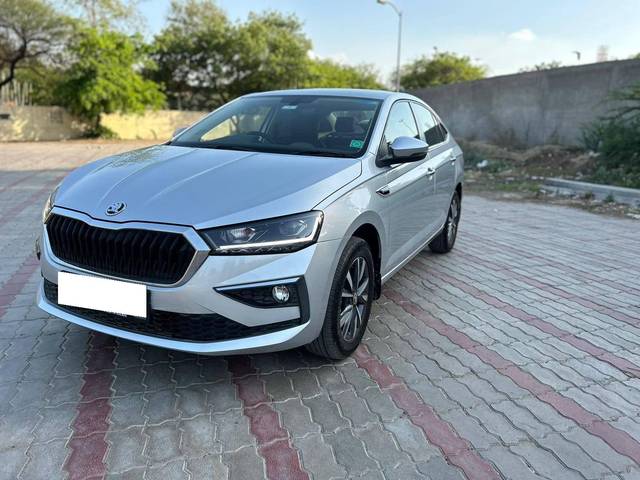 https://images10.gaadi.com/usedcar_image/4566577/original/processed_3bf8ba620c7e0118ab1e25f15379d38b.jpg?imwidth=6400
