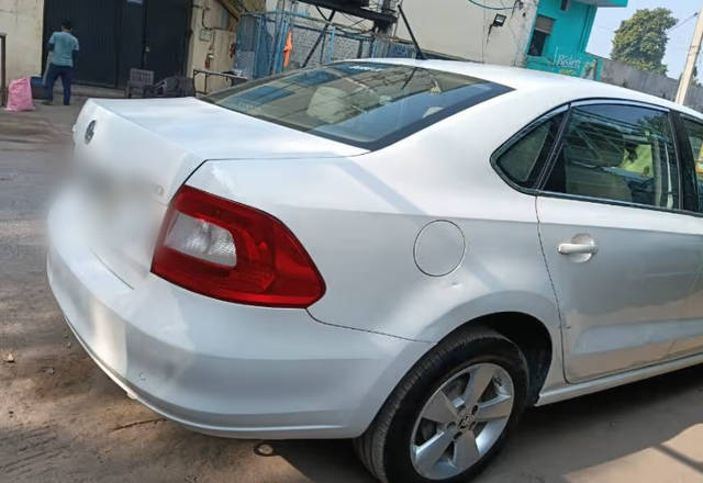 https://images10.gaadi.com/usedcar_image/4566710/original/b5cb3cbd-798a-44df-91d6-7300060cd2f1.?imwidth=6402
