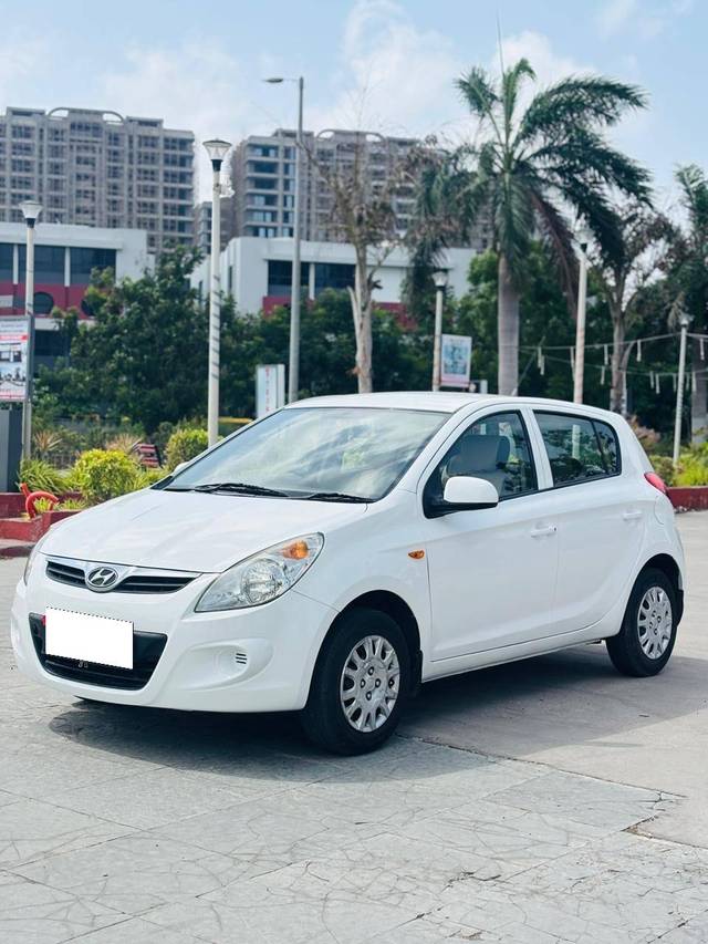 https://images10.gaadi.com/usedcar_image/4566748/original/processed_72c8fdf7f48be81795b4b1c275e5f984.jpg?imwidth=6400