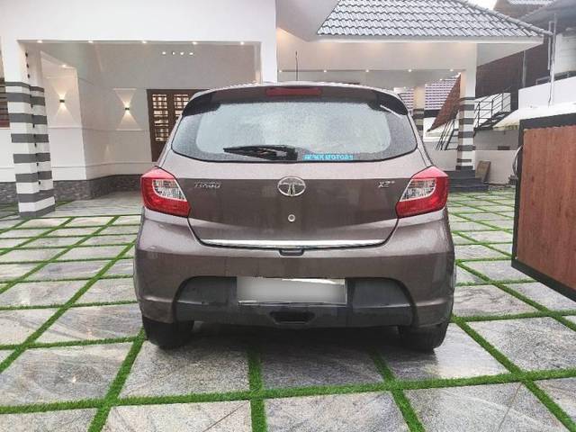 https://images10.gaadi.com/usedcar_image/4566787/original/processed_processed_862cd0f9-a370-45d0-9ee3-d1d200e01923.jpg?imwidth=6401