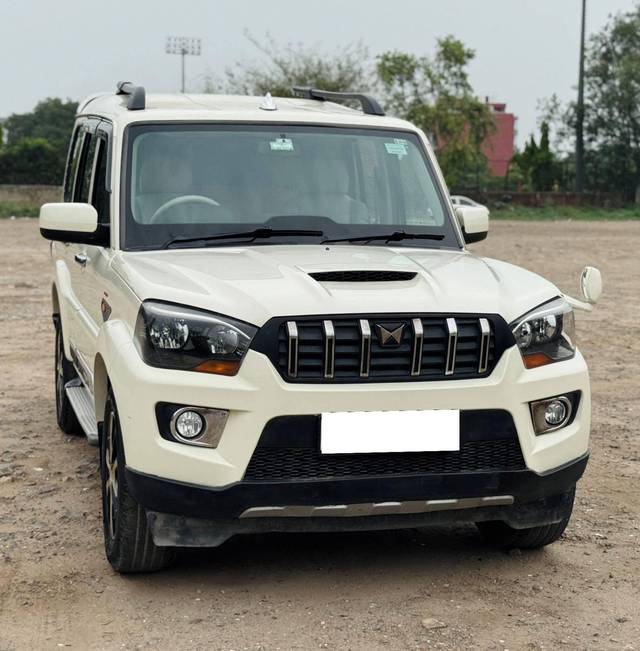 https://images10.gaadi.com/usedcar_image/4566801/original/processed_001dba0e1c9594968c0b683a8beca709.jpg?imwidth=6400