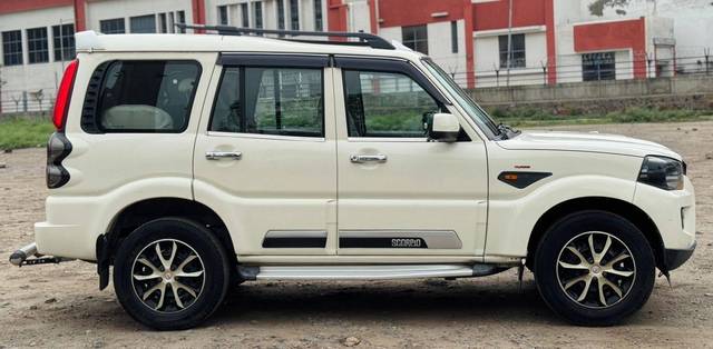https://images10.gaadi.com/usedcar_image/4566801/original/processed_dfac77f87c55cab60ecb37e0e0a91910.jpg?imwidth=6401