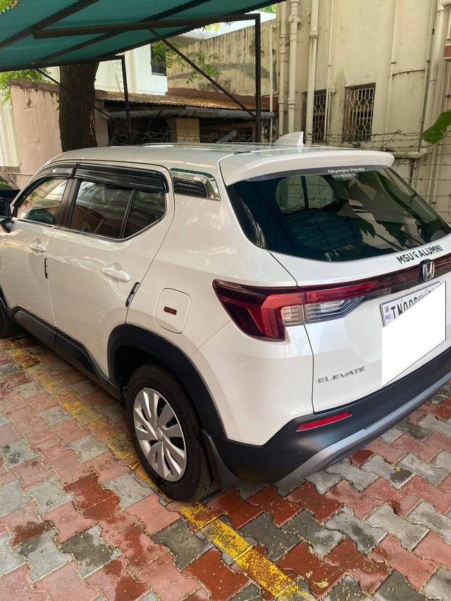 https://images10.gaadi.com/usedcar_image/4566834/original/processed_66c58bfc8bbfbd74f534909eb3ad91da.jpg?imwidth=6402