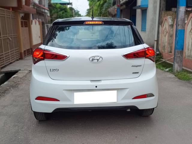 https://images10.gaadi.com/usedcar_image/4566972/original/processed_6267258d0a3207e632bb48befaf70783.jpg?imwidth=6401