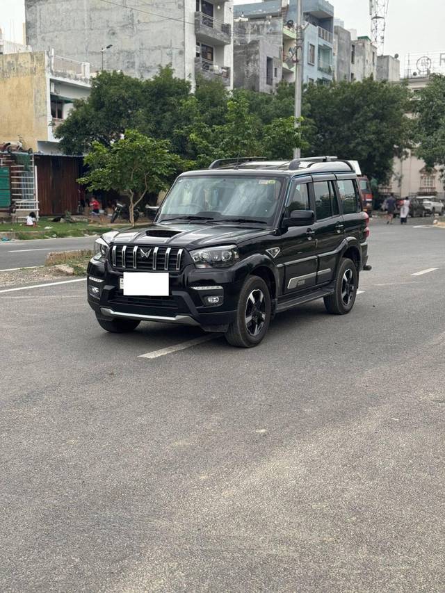 https://images10.gaadi.com/usedcar_image/4567015/original/processed_38f95d8b9b19725157a9e87b162cda8c.jpg?imwidth=6400