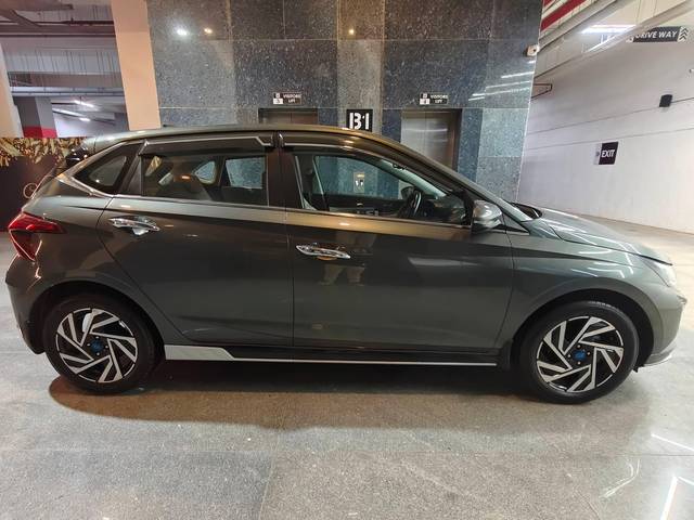 https://images10.gaadi.com/usedcar_image/4567024/original/processed_ffee50340b8af0bb48948d5a0adf71c9.jpg?imwidth=6401