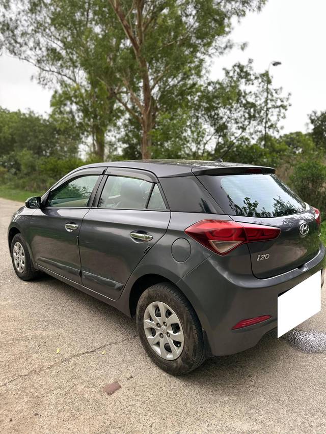https://images10.gaadi.com/usedcar_image/4567036/original/processed_72cd71ea-e7f3-4cbc-9265-c555a9e2683d.jpg?imwidth=6402