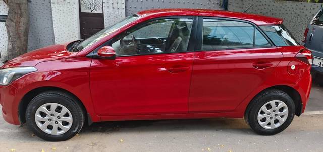 https://images10.gaadi.com/usedcar_image/4567071/original/processed_55eb99aab1cfbed2863fddf11c536d01.jpg?imwidth=6402