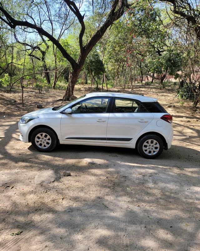 https://images10.gaadi.com/usedcar_image/4567139/original/c02af02d4375954b09bffbdff14dcd2e.jpg?imwidth=6402