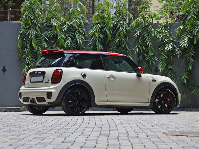 https://images10.gaadi.com/usedcar_image/4567259/original/5fcadd6f026ce0443a858917aacc9eca.jpg?imwidth=6402