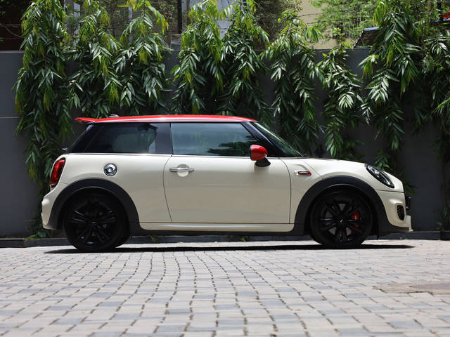 https://images10.gaadi.com/usedcar_image/4567259/original/e3f6087a238625e0b4bd1524724d695f.jpg?imwidth=6401