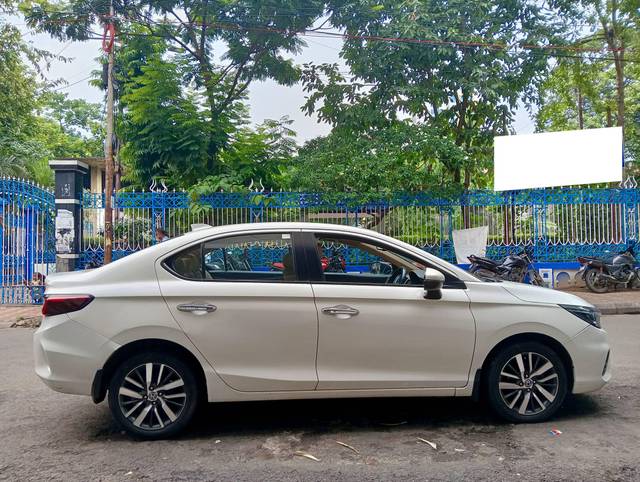 https://images10.gaadi.com/usedcar_image/4567347/original/processed_8e099f959a422ec040909480be758b90.jpg?imwidth=6401