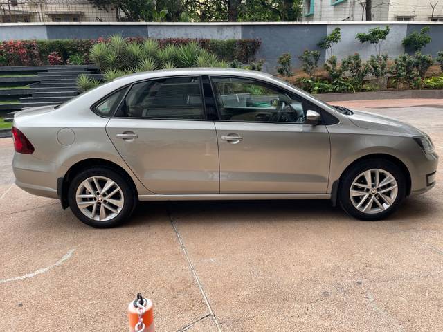 https://images10.gaadi.com/usedcar_image/4567391/original/c5eeb59640dd1f839acb63d383e6a42c.jpeg?imwidth=6401