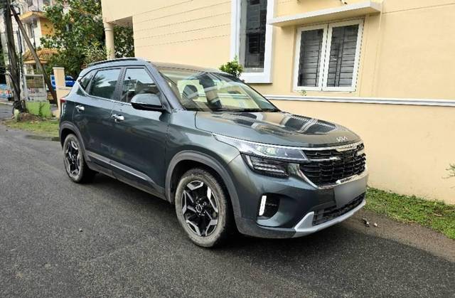 https://images10.gaadi.com/usedcar_image/4567606/original/processed_0165af67-629e-48ae-8310-43d9dafdf601.jpg?imwidth=6400