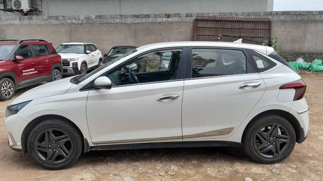 https://images10.gaadi.com/usedcar_image/4567867/original/processed_82a839c0184a843f93228af3c690a9f5.jpg?imwidth=6402