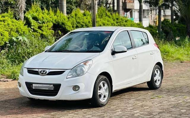 https://images10.gaadi.com/usedcar_image/4567913/original/processed_3fef8b2d-eb4e-4e0f-a604-1902dde09373.jpg?imwidth=6400