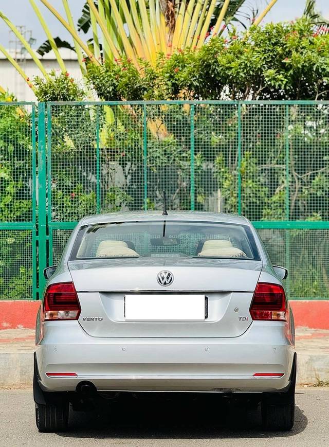 https://images10.gaadi.com/usedcar_image/4568103/original/processed_7d2cbce695506fab6e9d0d9ffd293018.jpg?imwidth=6402