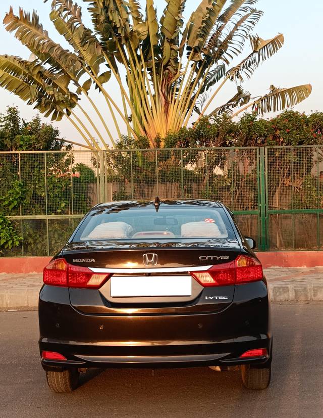 https://images10.gaadi.com/usedcar_image/4568151/original/processed_7fa60b0728402540ebb07e1a28b6c863.jpg?imwidth=6402