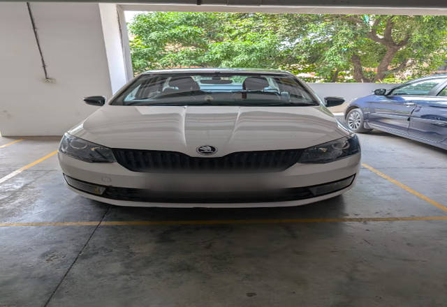 https://images10.gaadi.com/usedcar_image/4568179/original/63d69004-546c-4108-9c27-5cc58bc3e6c3.?imwidth=6402