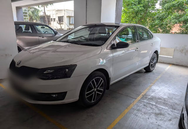 https://images10.gaadi.com/usedcar_image/4568179/original/780962c1-24cb-42b1-a6e9-9fedcd49ba0d.?imwidth=6401