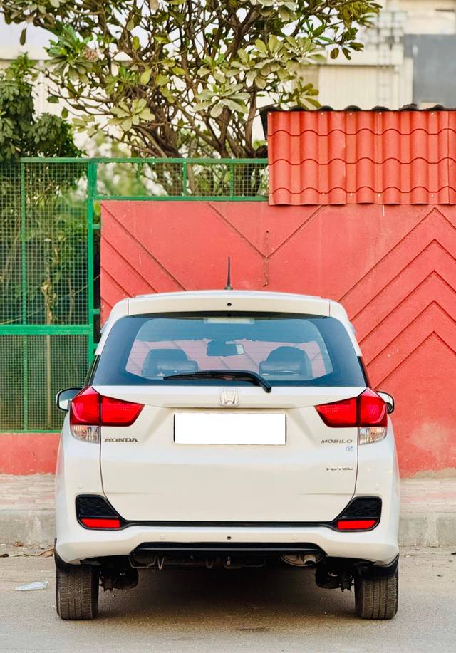 https://images10.gaadi.com/usedcar_image/4568216/original/processed_b43963e352aa65ad901a6bda8d083a47.jpg?imwidth=6402