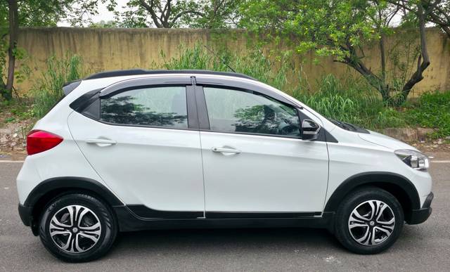 https://images10.gaadi.com/usedcar_image/4568223/original/e430823e01073b59f10f45cd392f6afe.jpg?imwidth=6401