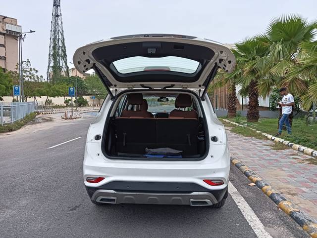 https://images10.gaadi.com/usedcar_image/4568261/original/648747506e1285525ca5dd12fd1aa5a8.jpg?imwidth=6402
