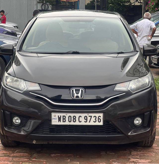 https://images10.gaadi.com/usedcar_image/4568308/original/processed_b43bddb08bcf926583649ad04b130a0e.jpg?imwidth=6402
