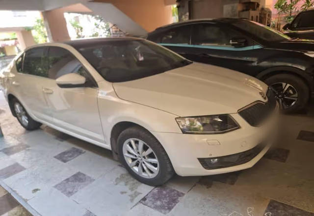 https://images10.gaadi.com/usedcar_image/4568318/original/1342bb86-a46c-4624-9601-0c4b6e55ecde.?imwidth=6400