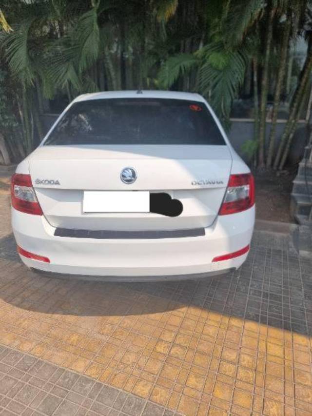 https://images10.gaadi.com/usedcar_image/4568318/original/processed_e71e5404-e71e-48cd-ba67-ba3550df15ea.jpg?imwidth=6401