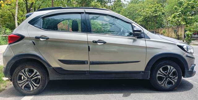 https://images10.gaadi.com/usedcar_image/4568364/original/processed_253a1d0e99e4a7f050e73dab0cbce27f.jpg?imwidth=6401