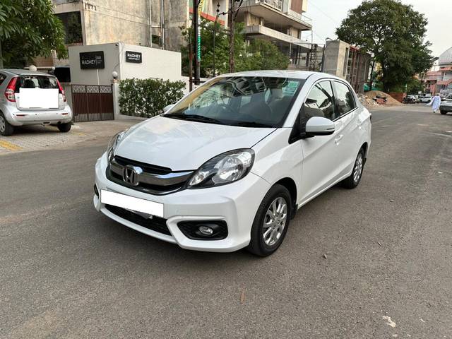 https://images10.gaadi.com/usedcar_image/4568368/original/processed_d20d5c5d6f312874014c21432357631a.jpg?imwidth=6402