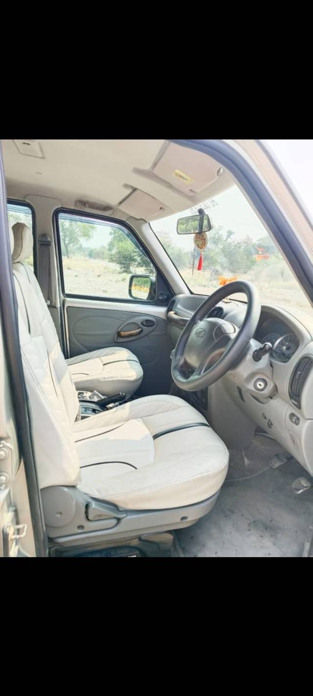 https://images10.gaadi.com/usedcar_image/4568446/original/9e652a8c3383242b3b4fff48047219f6.jpeg?imwidth=6402