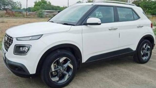 https://images10.gaadi.com/usedcar_image/4568474/original/processed_4f1312d9461ce3db889cbd48a6b7cdad.jpeg?imwidth=6402