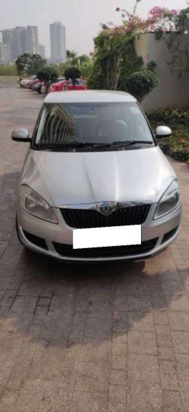 https://images10.gaadi.com/usedcar_image/4568544/original/processed_33ae21aa-4da2-4952-abde-8168736bed8b.jpg?imwidth=6400