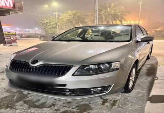 https://images10.gaadi.com/usedcar_image/4568554/original/28d26d9e-ae1c-4858-978f-1eb46a35c149.?imwidth=6402