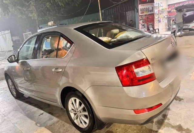 https://images10.gaadi.com/usedcar_image/4568554/original/30777438-c9c5-46f7-a919-3f381b0f657d.?imwidth=6401