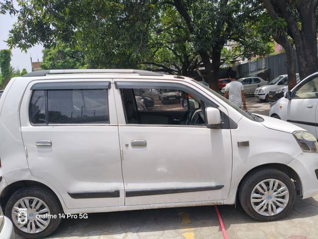 https://images10.gaadi.com/usedcar_image/4568649/original/processed_0ec72afe7a2daf90580aa584d0673238.jpg?imwidth=6401
