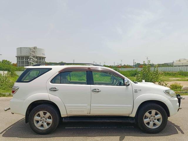 https://images10.gaadi.com/usedcar_image/4568789/original/processed_da7ed3531cef4956cc8b580d9f76387e.jpg?imwidth=6401