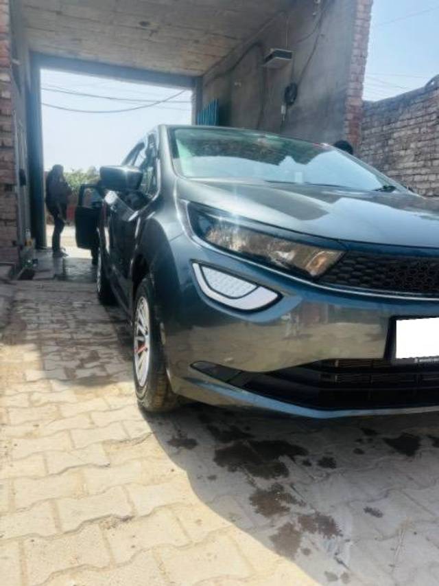 https://images10.gaadi.com/usedcar_image/4568894/original/processed_960f1382-6379-437c-a32c-a6005782abdb.jpeg?imwidth=6400