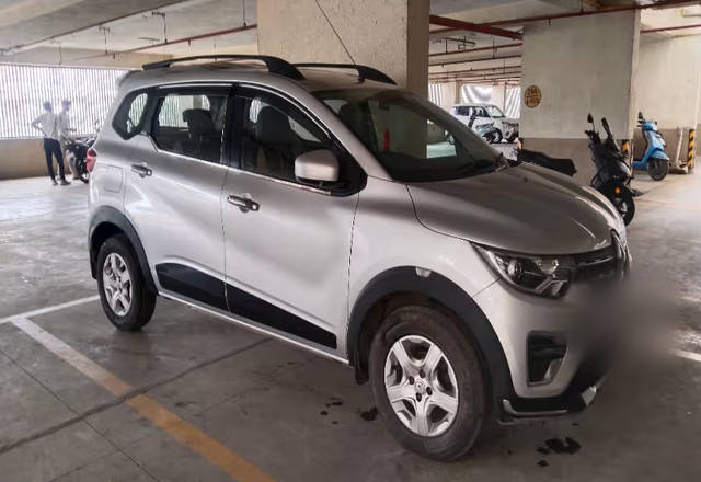 https://images10.gaadi.com/usedcar_image/4569067/original/e8aade01-6573-4a08-9a33-5fb758ef9a98.?imwidth=6400