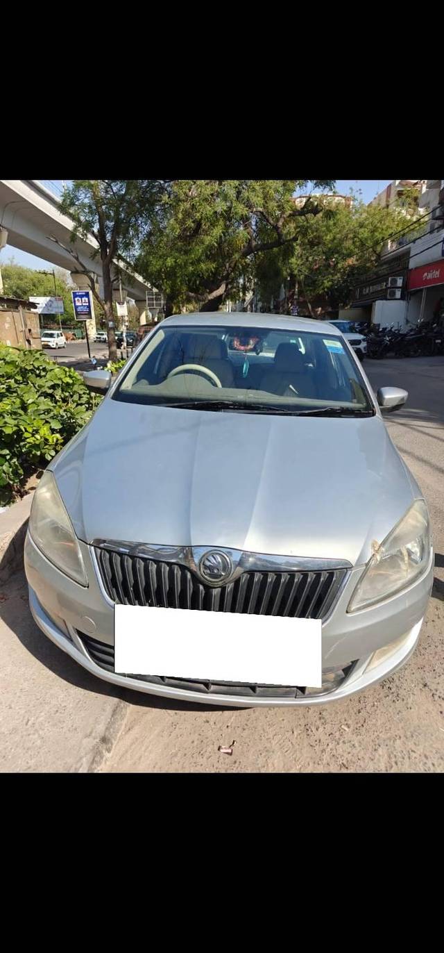 https://images10.gaadi.com/usedcar_image/4569478/original/processed_34fae1959b6f9fa1e73a796a4bcd475b.jpg?imwidth=6400