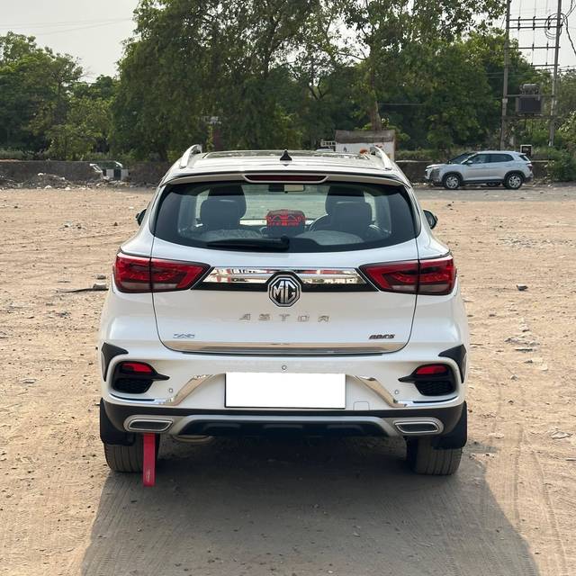 https://images10.gaadi.com/usedcar_image/4569506/original/processed_820c350a-4c69-4b14-9531-efcf3fb28536.jpg?imwidth=6401