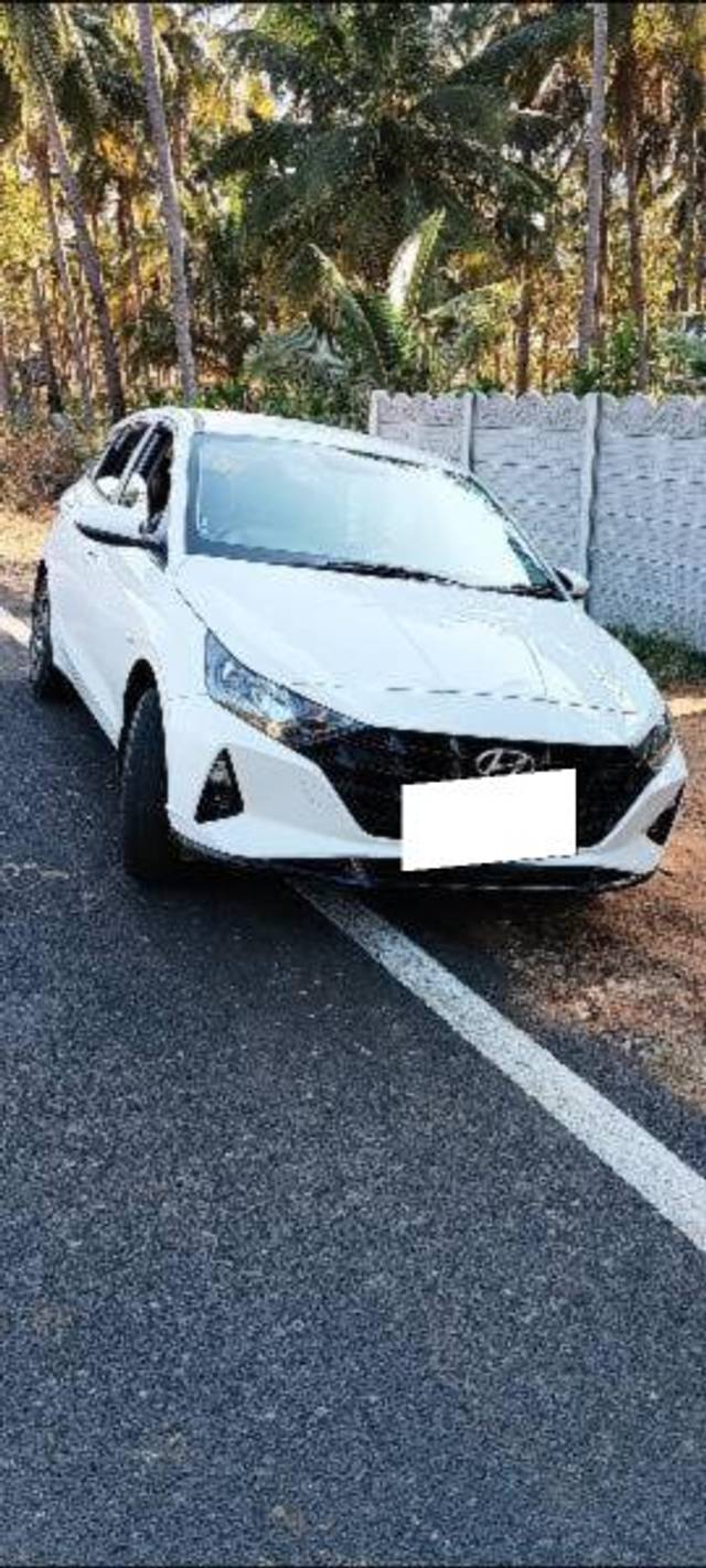 https://images10.gaadi.com/usedcar_image/4569560/original/processed_fc120ab7-f93b-440f-bc1a-6c244dfad0b1.jpg?imwidth=6400