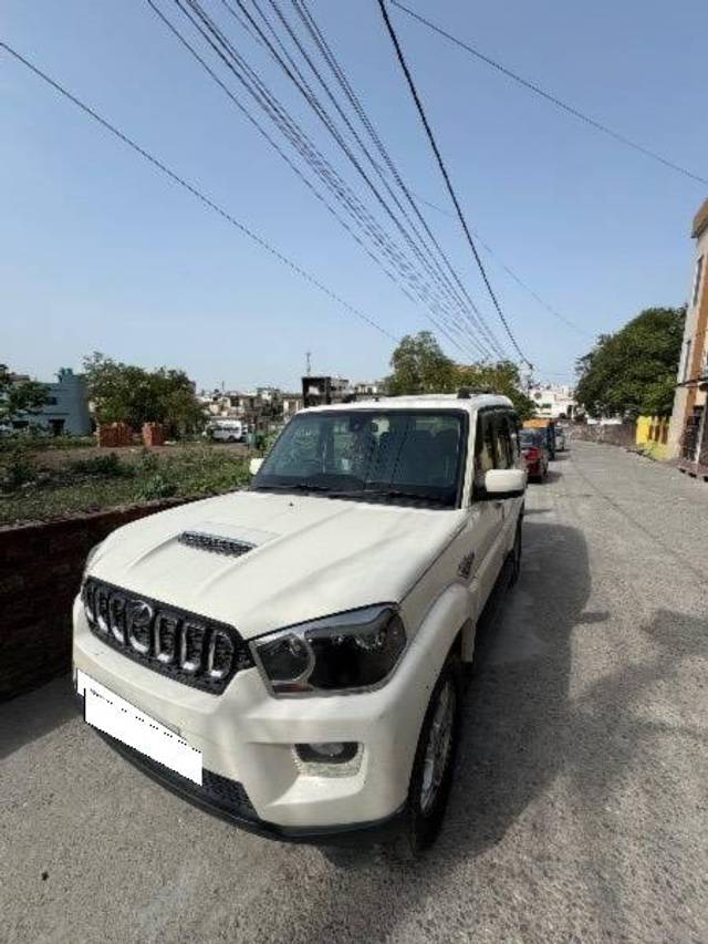 https://images10.gaadi.com/usedcar_image/4569616/original/processed_c7af18c5-4bfc-4582-b916-e946cd1b379b.jpeg?imwidth=6400