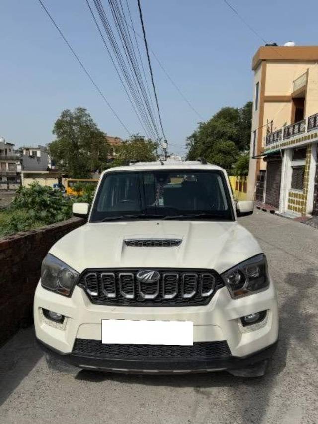 https://images10.gaadi.com/usedcar_image/4569616/original/processed_d3b28ac8-6f96-4c8a-a540-5ffaf993ab8d.jpeg?imwidth=6402